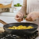 10-144-100 NAVA 10-144-100 serpenyő, 20 cm átmérő, tapadásmentes kőbevonat, indukciós főzőlapon is 