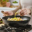 NAVA 10-144-110 Nature tapadásmentes Wok serpenyő, kőbevonattal, 28 cm