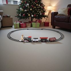 TRN_01 HOME TRN 01 elemes kisvasút, 1 mozdony és 3 vagon, vízgőzt képez, piros LED világítás, hangh